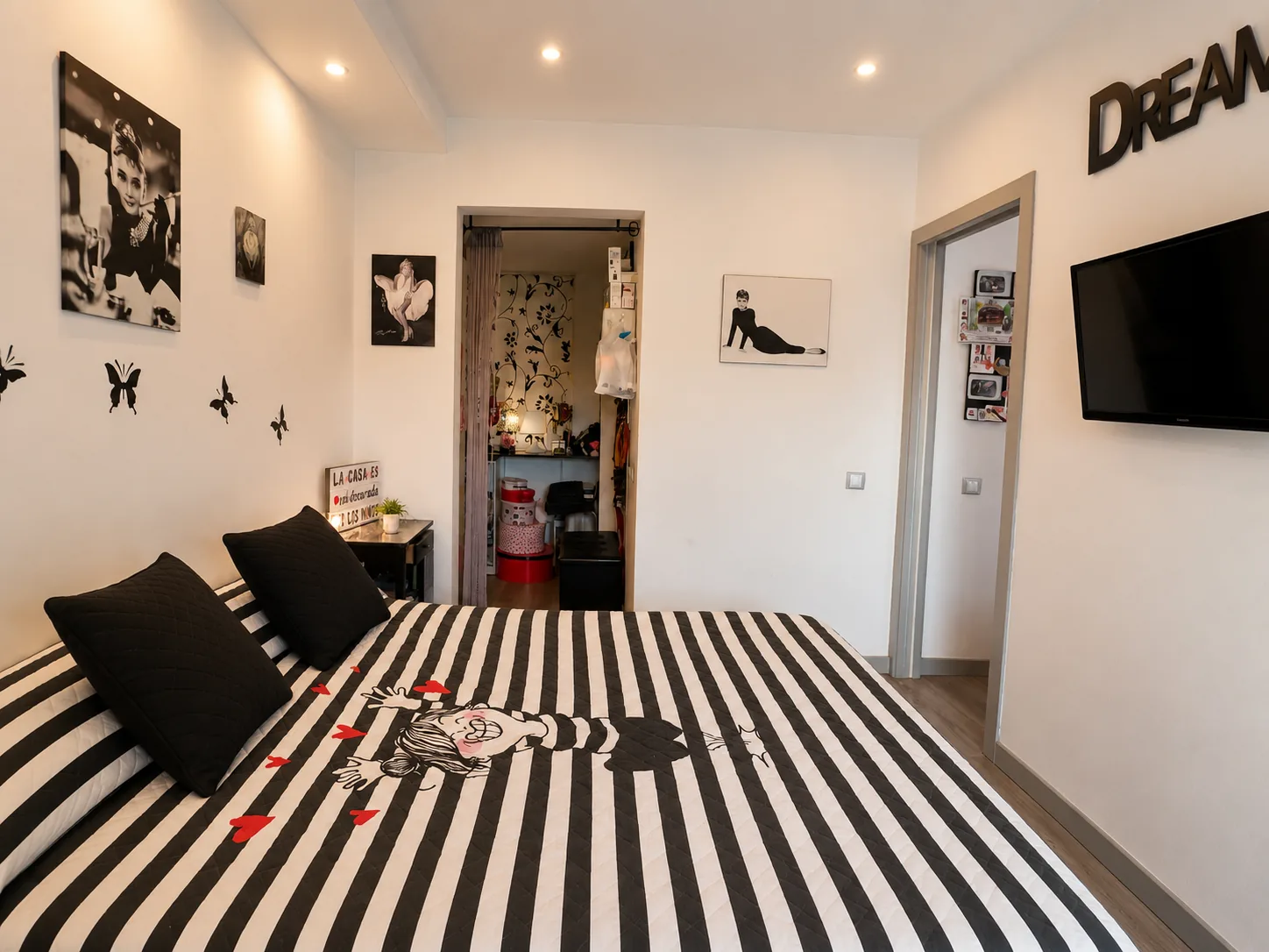 Habitación principal con cama doble y paso al vestidor