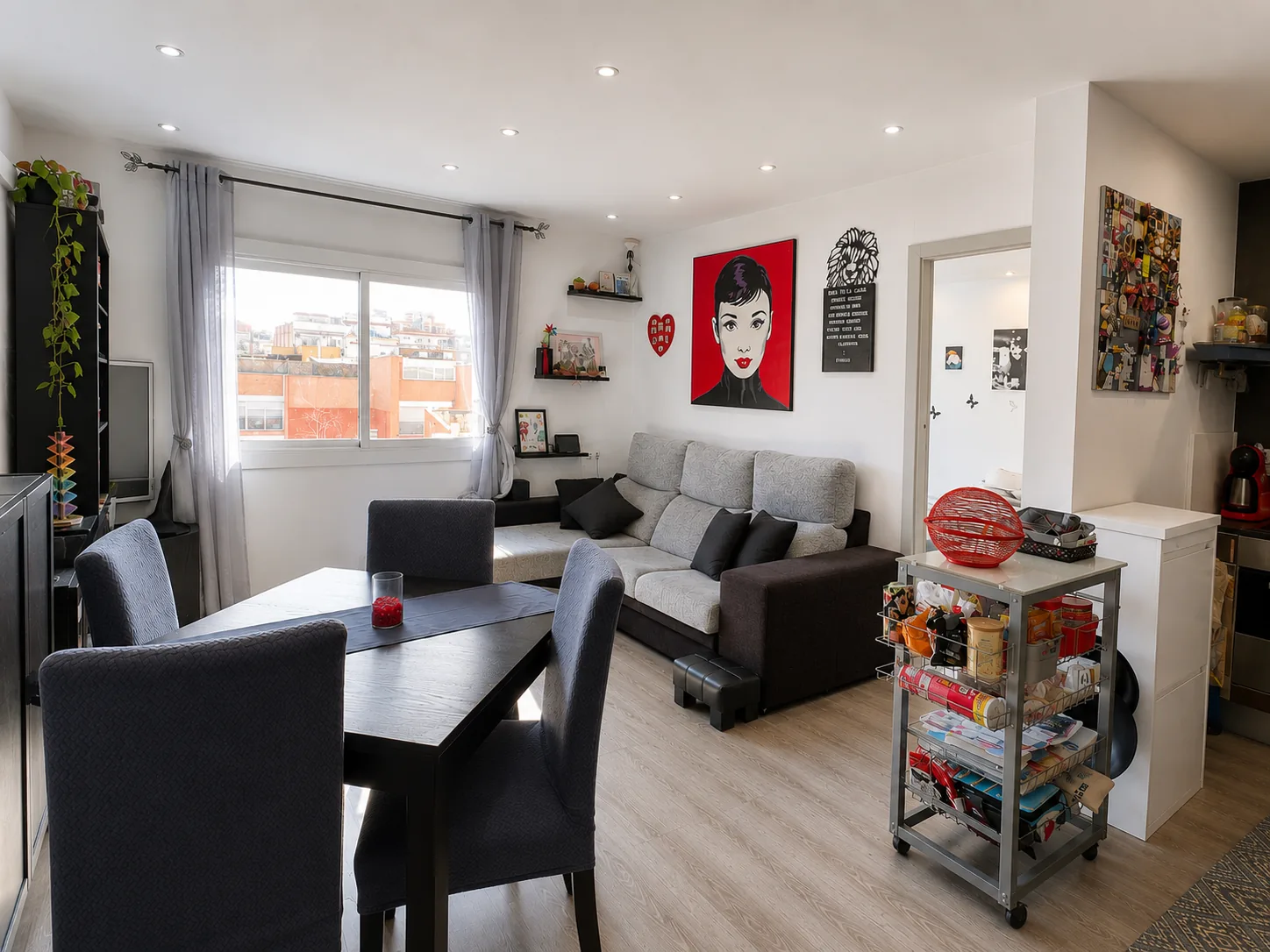 Mesa de comedor junto al salón, con la ventana al frente