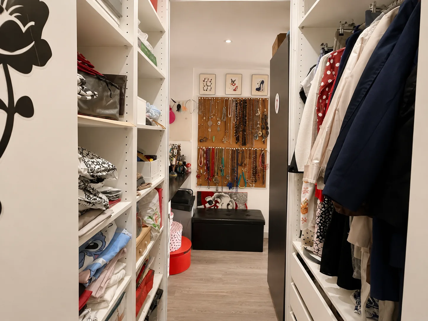 El vestidor desde la entrada, con armario abierto y espacio de paso
