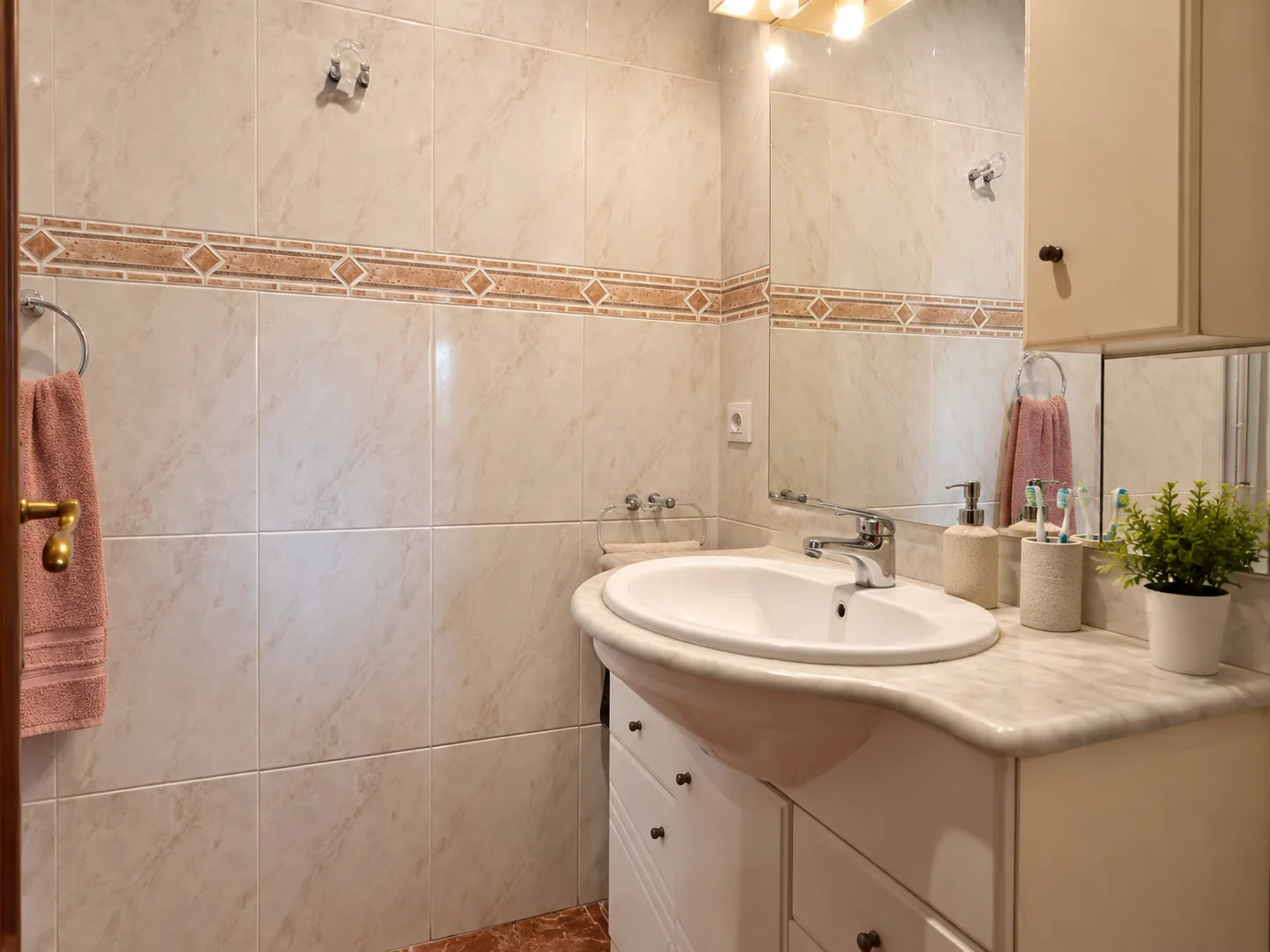 Lavabo con mueble y espejo