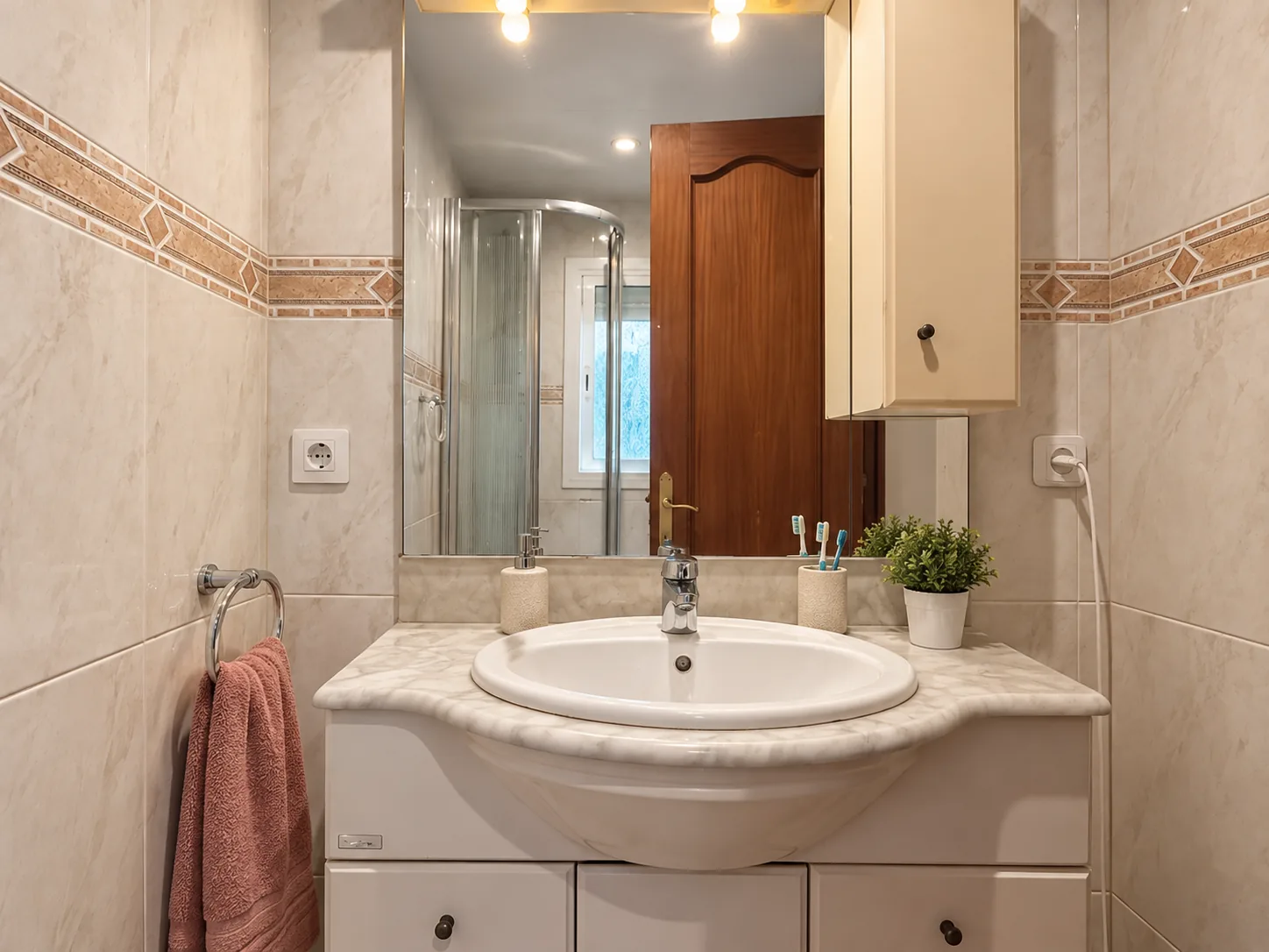 El baño desde la puerta, con la ducha al fondo