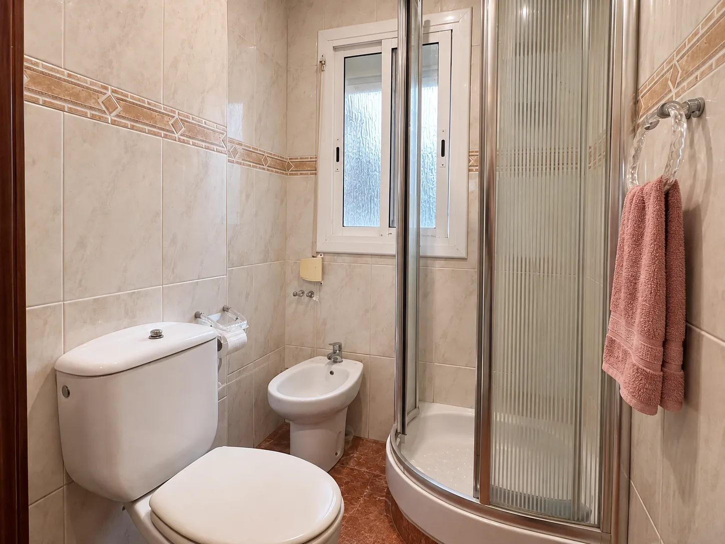 Baño con ducha, inodoro y bidé