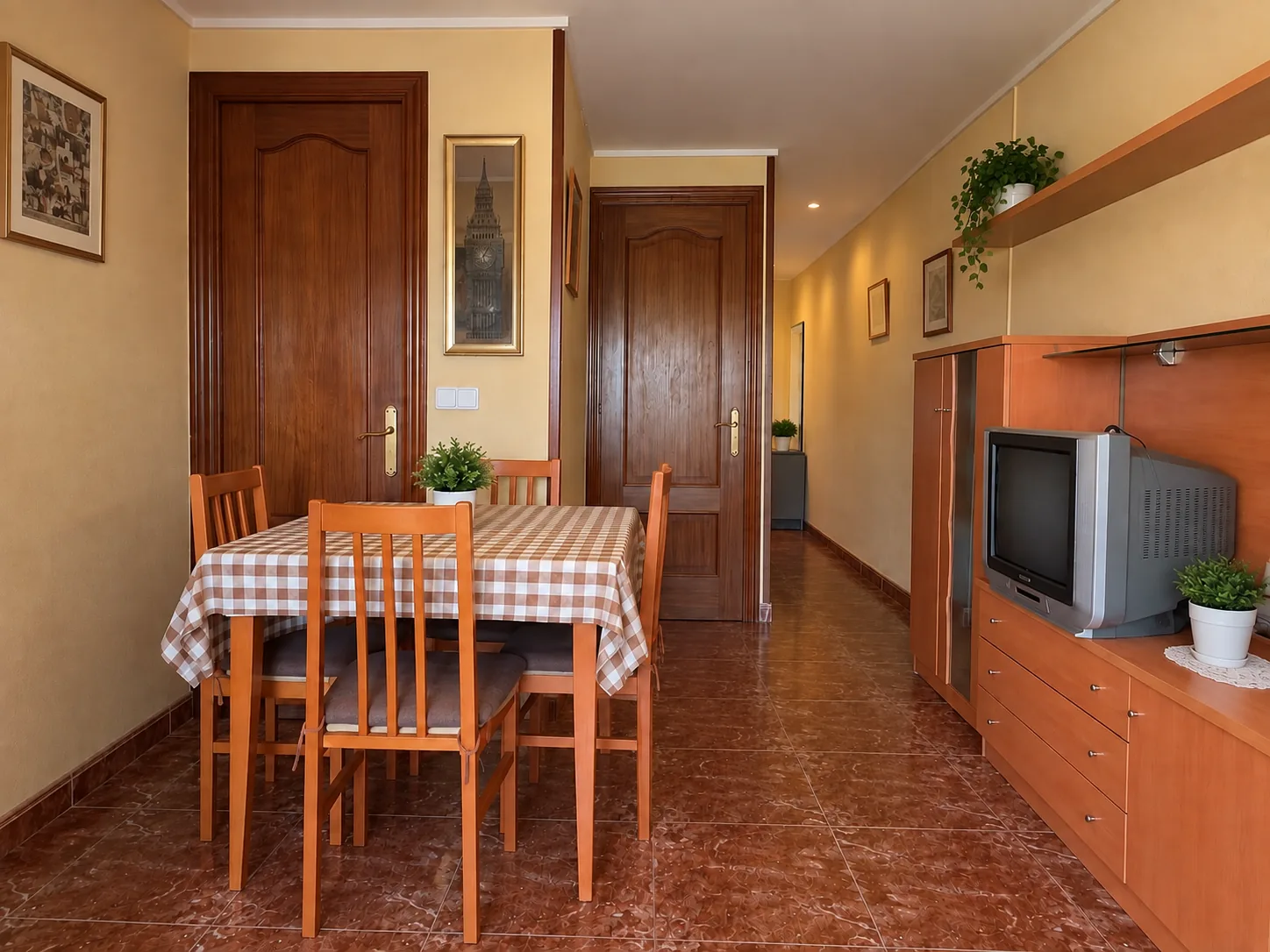 Comedor con el pasillo de distribución al fondo