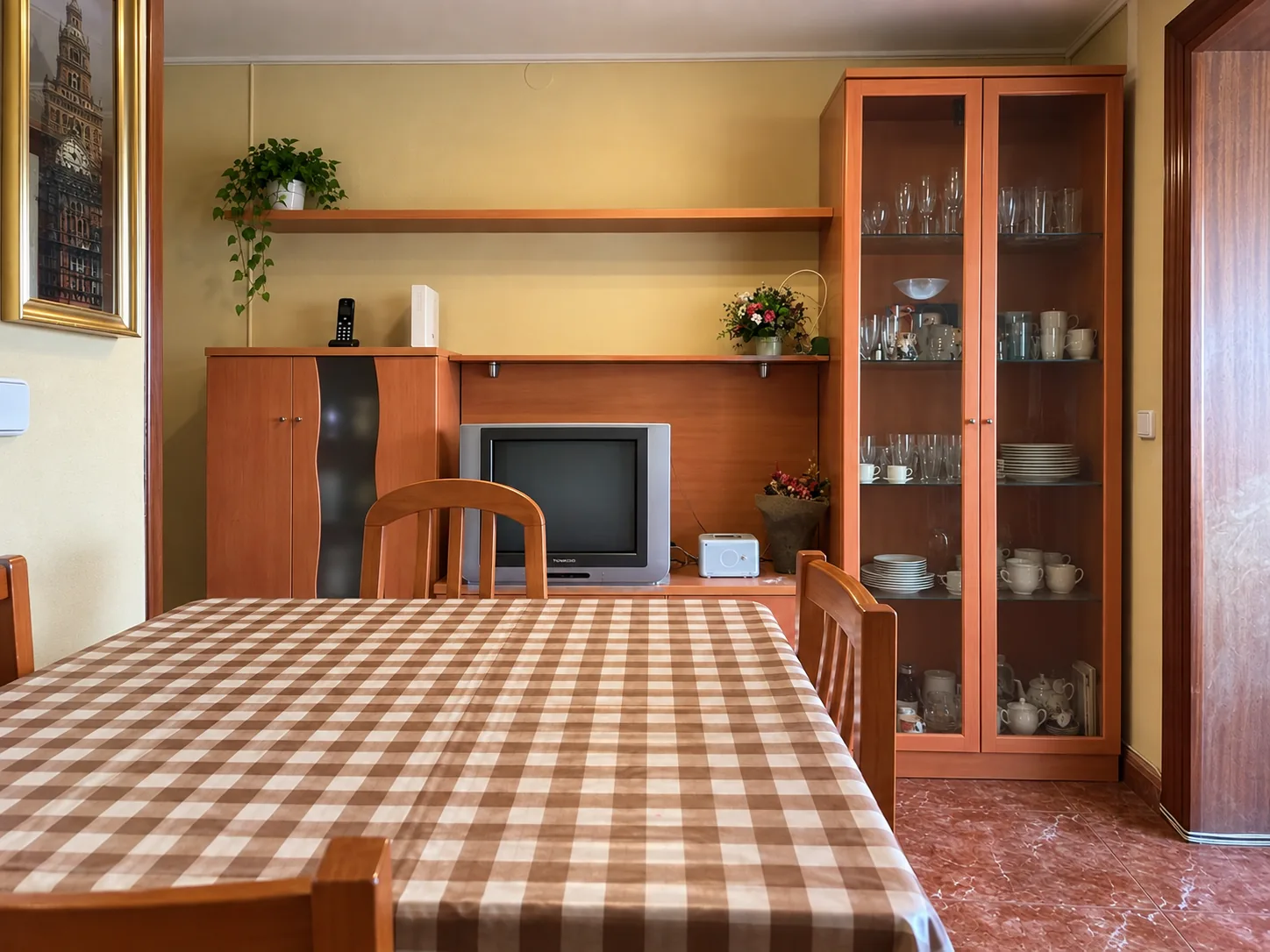 Salón-comedor con mesa, mueble y vitrina