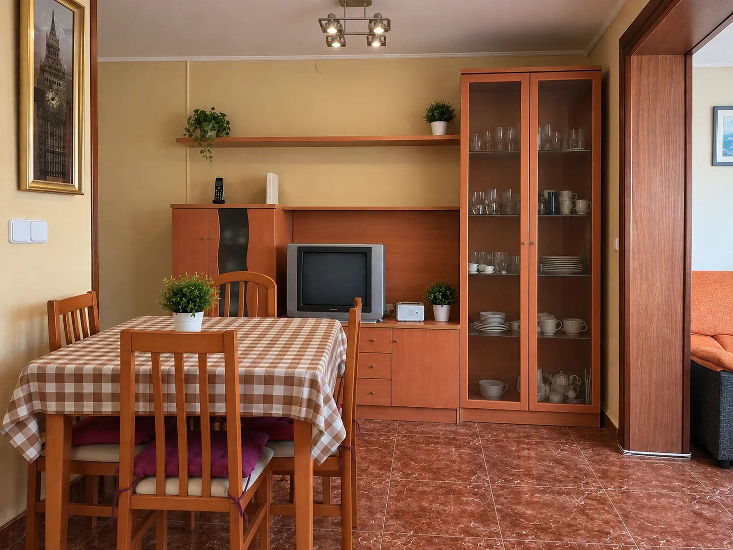 El salón-comedor desde la entrada, con el mueble de la televisión