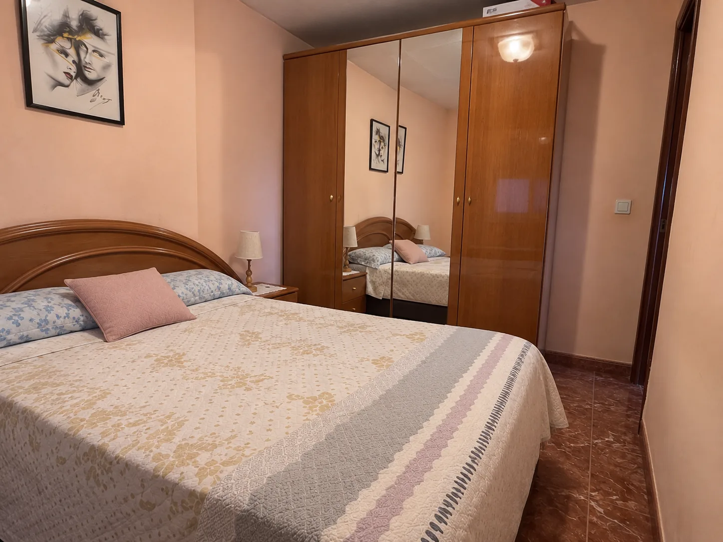 La habitación doble con el armario de espejo