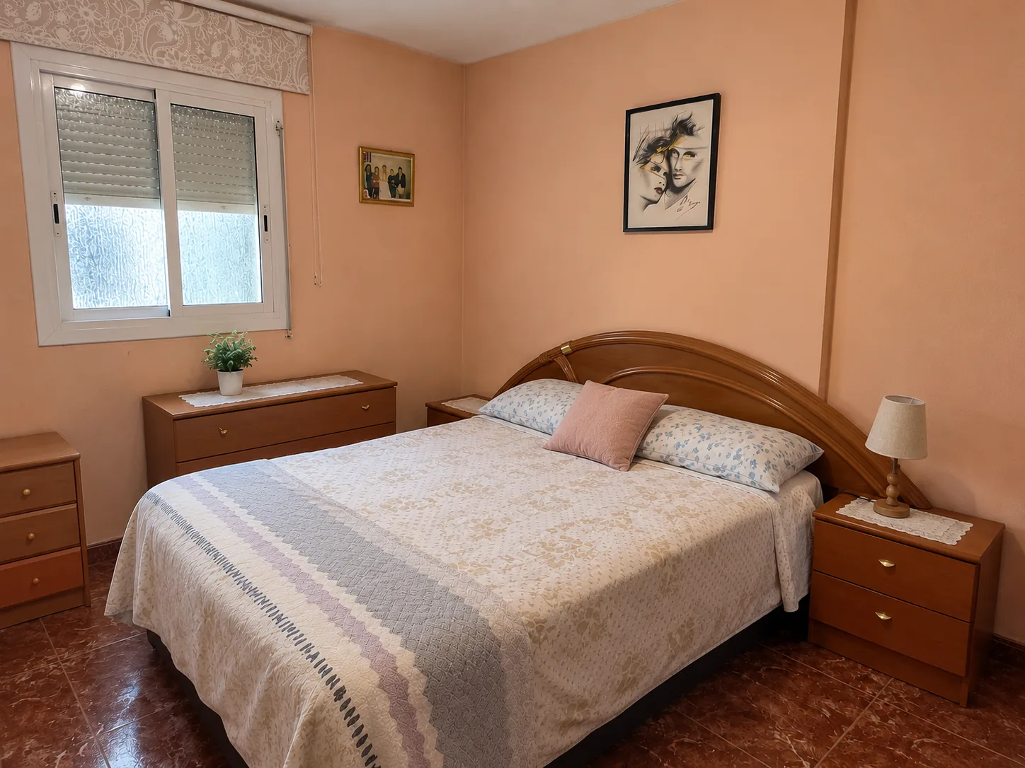 Habitación doble con ventana y mesitas