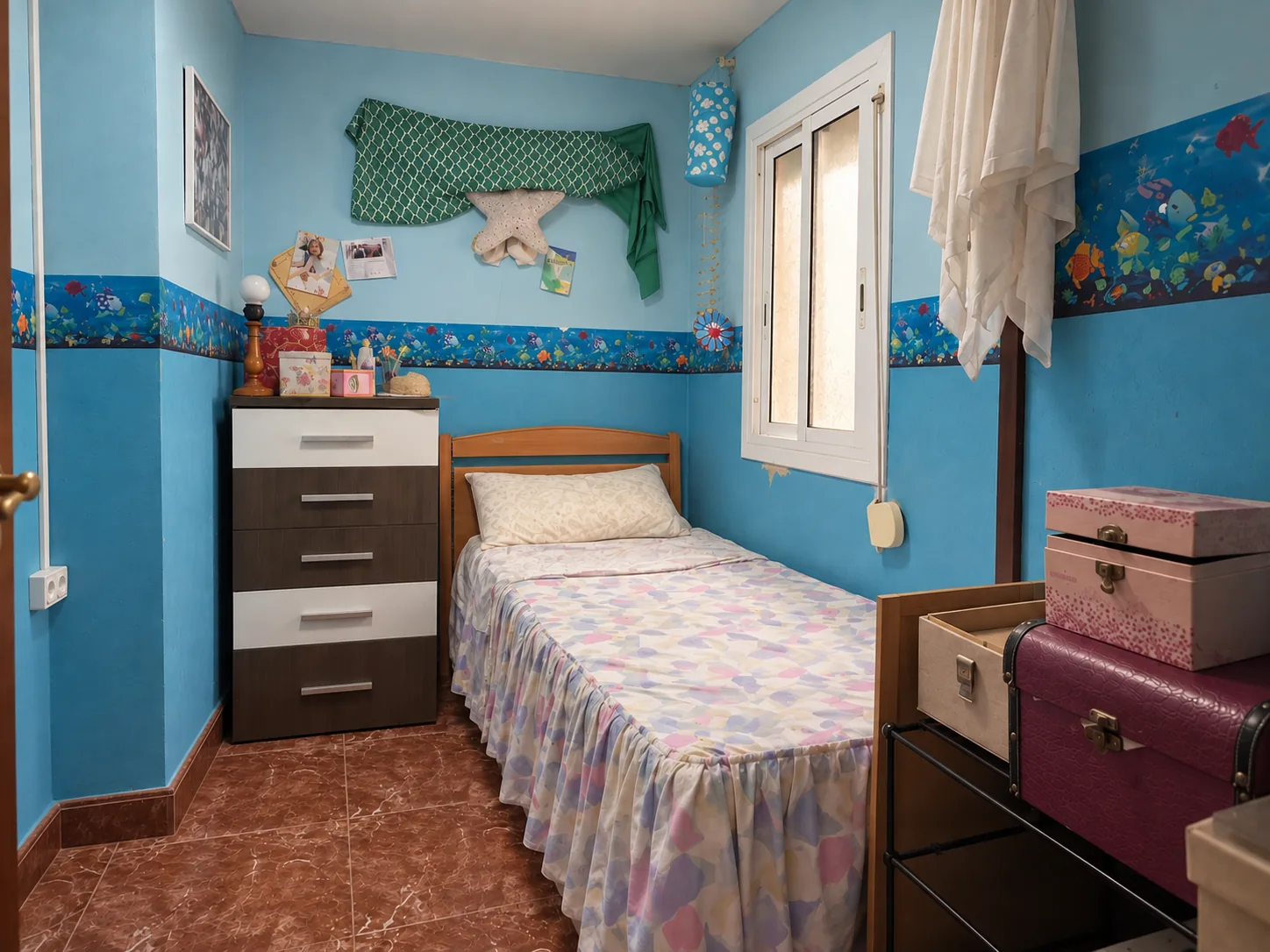 Habitación individual con ventana y cómoda