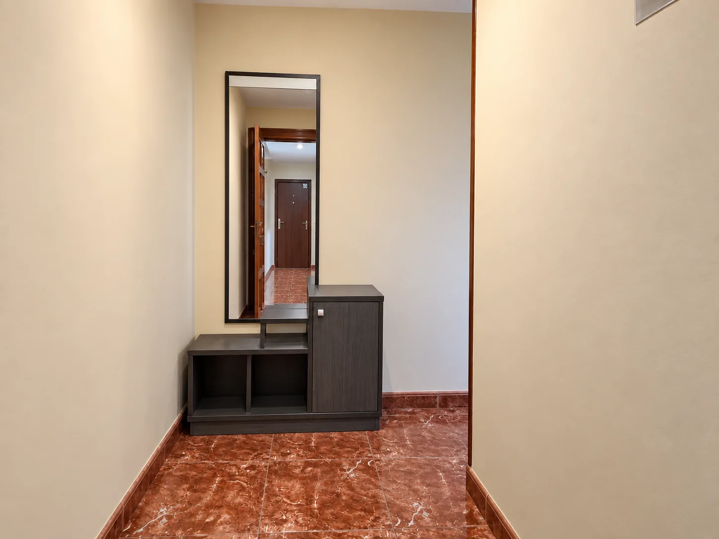 Recibidor amplio con espejo y mueble