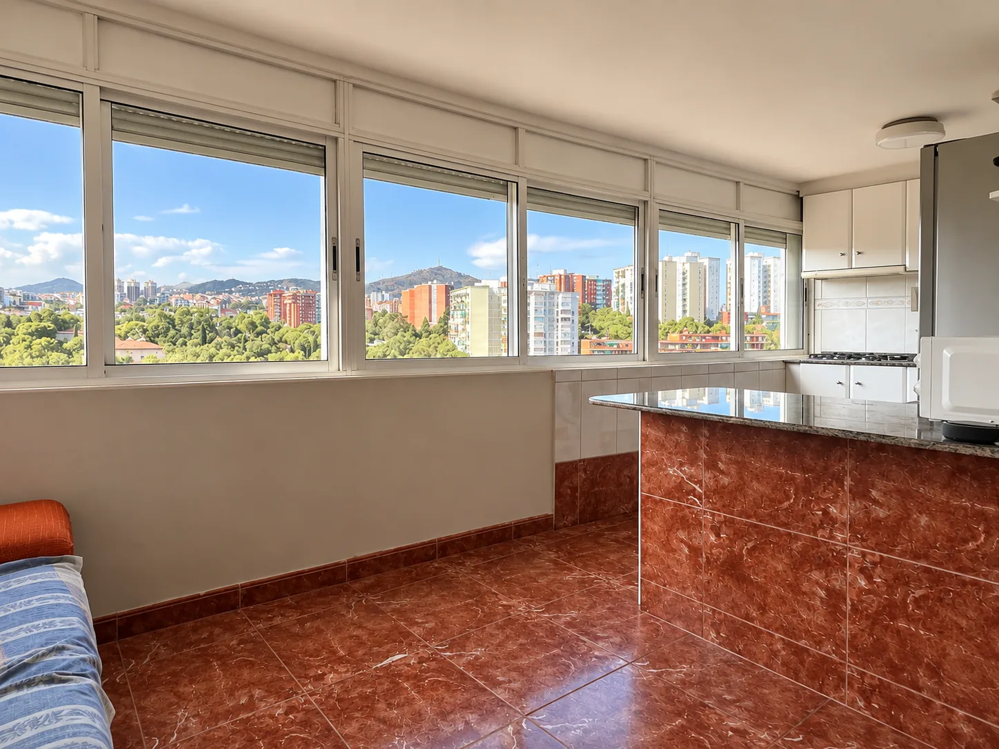 La galería acristalada que hoy reúne salón y cocina, con las vistas al frente