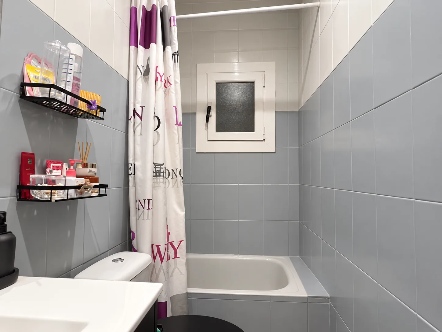 La bañera del baño, con su propia ventana