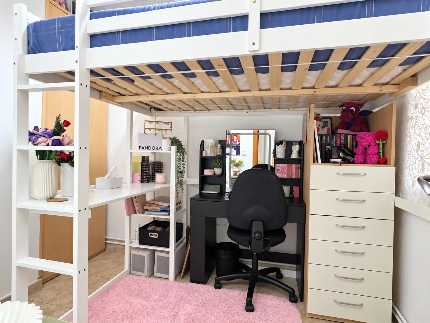 Habitación con cama alta y escritorio debajo