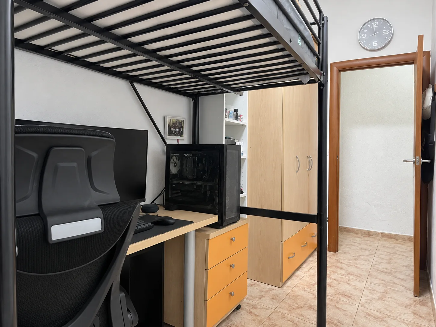 La habitación individual desde el otro lado, con el armario