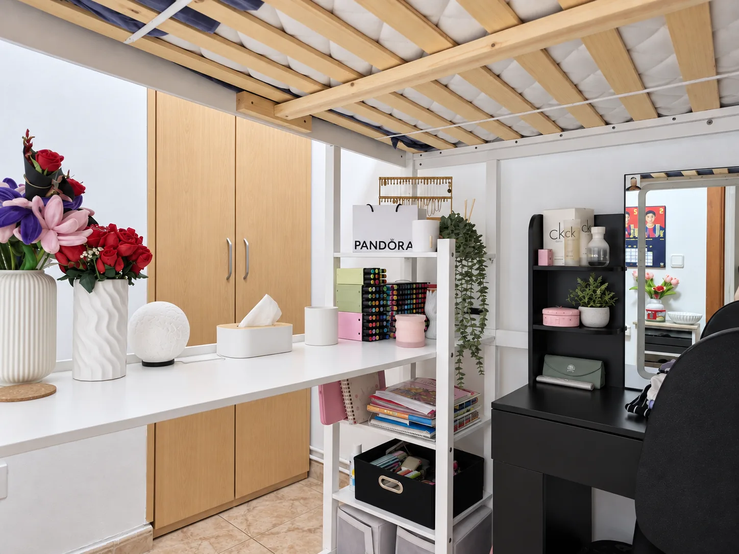 La habitación de la cama alta, con el armario y la zona de estudio
