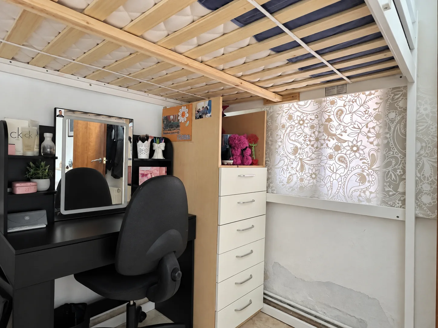 La misma habitación desde el otro lado, con la cómoda y la ventana