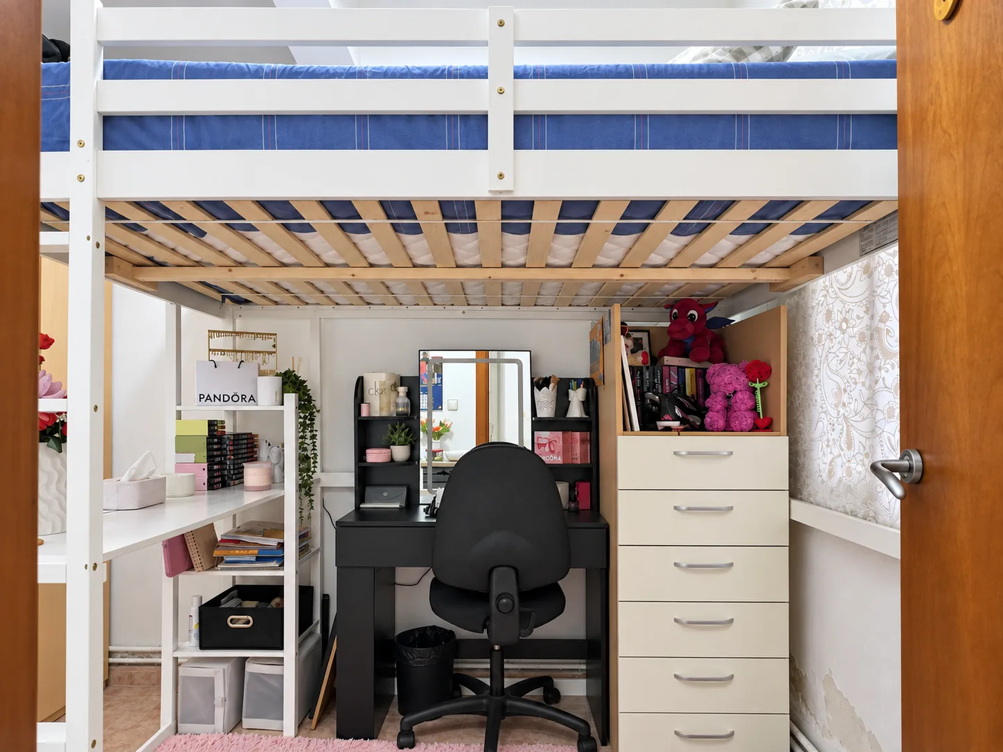 La habitación desde la puerta, con la cómoda y el armario