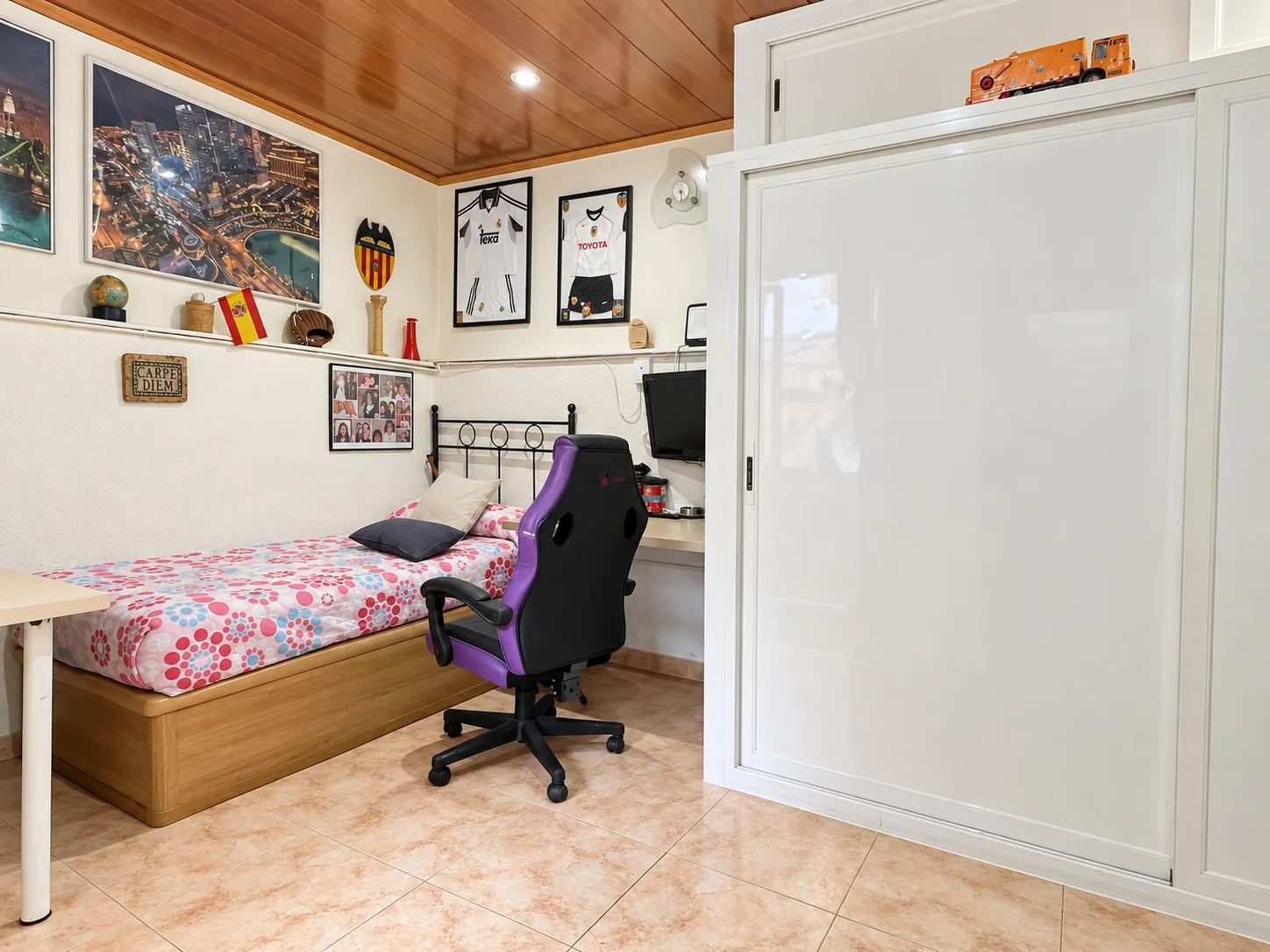 La habitación ganada al patio, con el techo de madera y su armario