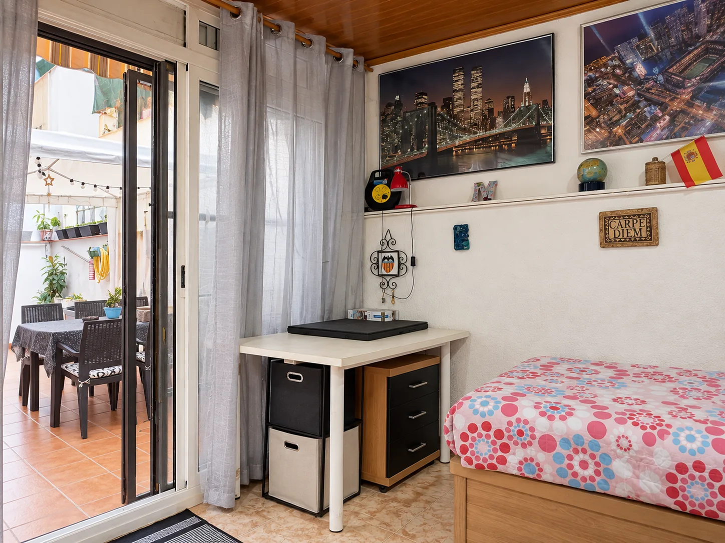 La misma habitación, con la puerta corredera que da al patio
