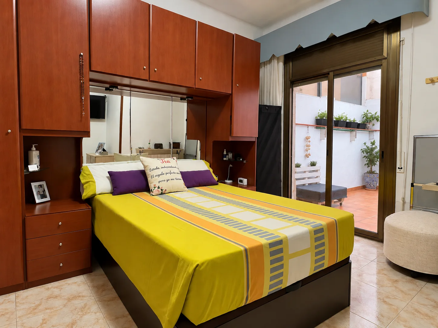 Habitación principal con cama doble, armarios a medida y la corredera al patio