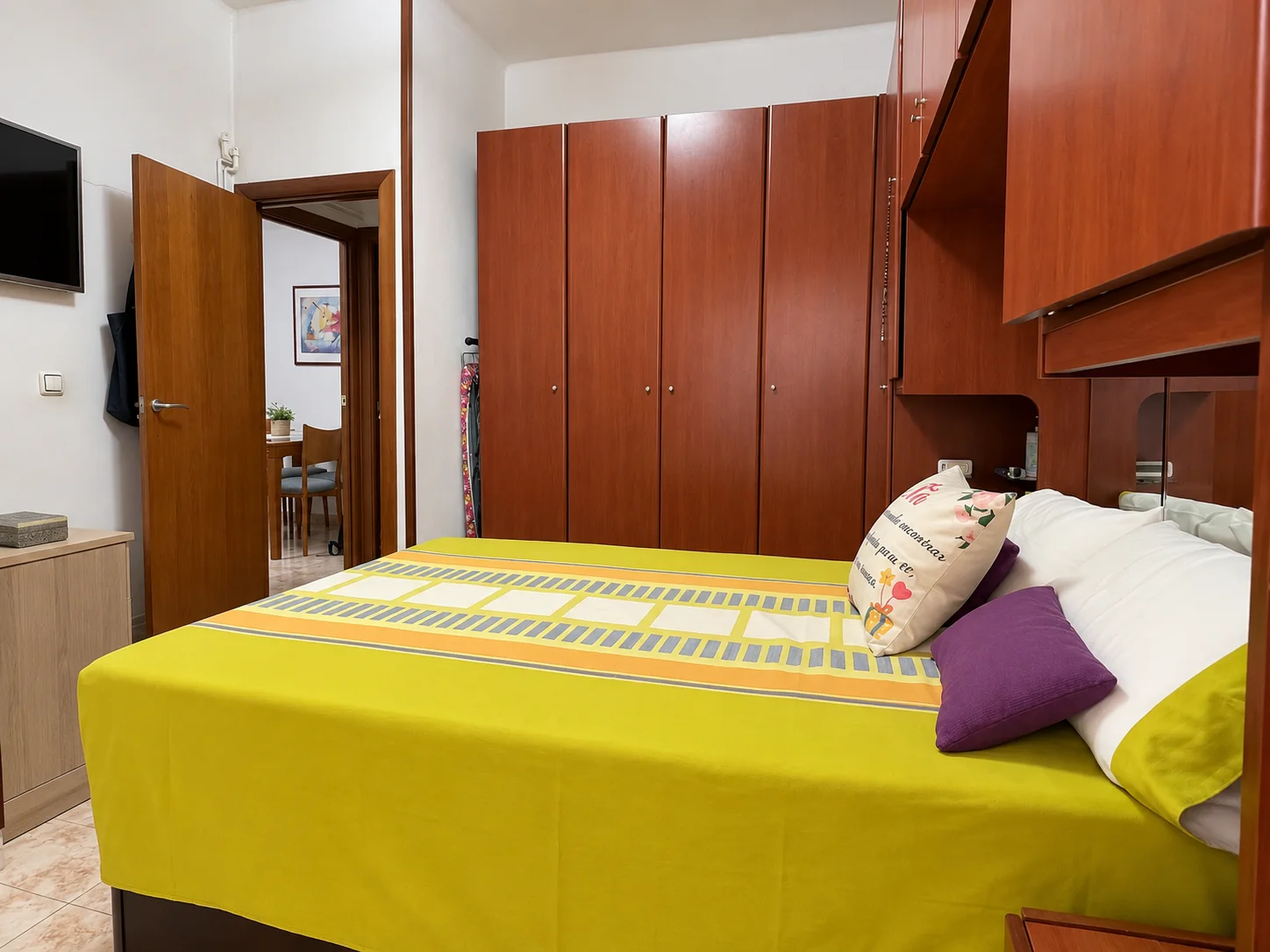 La pared de armarios de la habitación principal, con la salida al pasillo