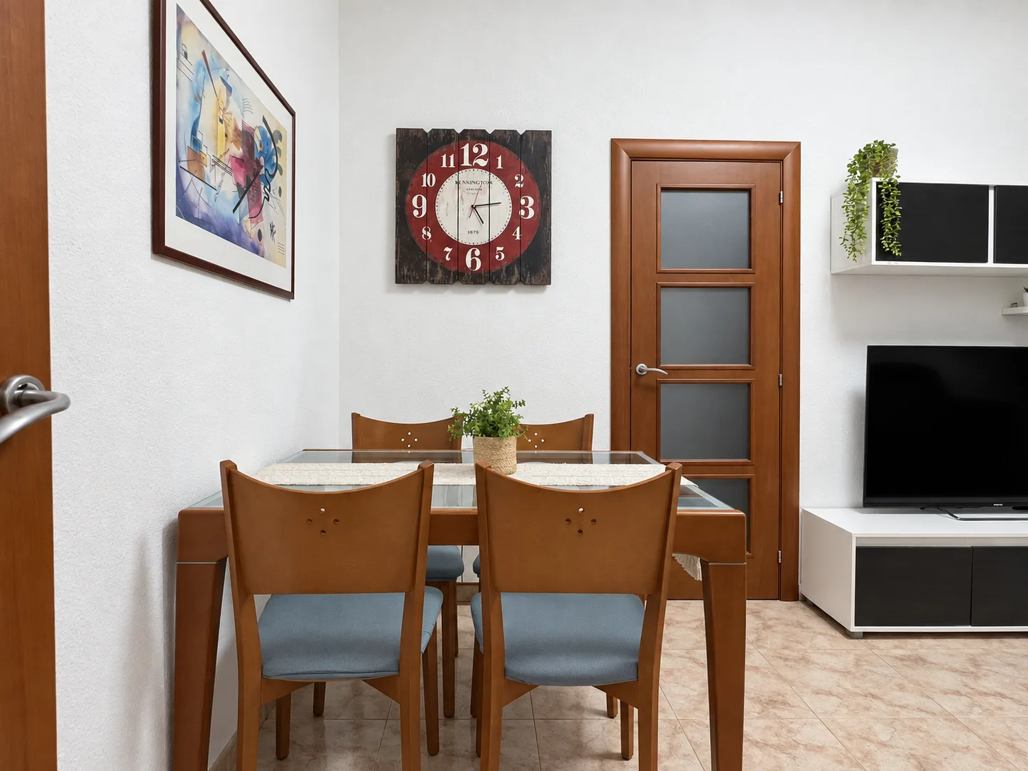 La mesa de comedor, de cristal y para cuatro