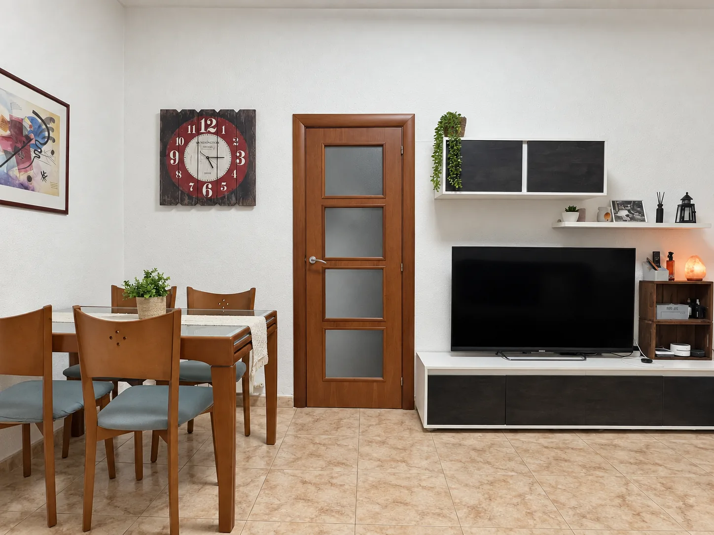La zona de comedor, con el mueble de televisión a la derecha