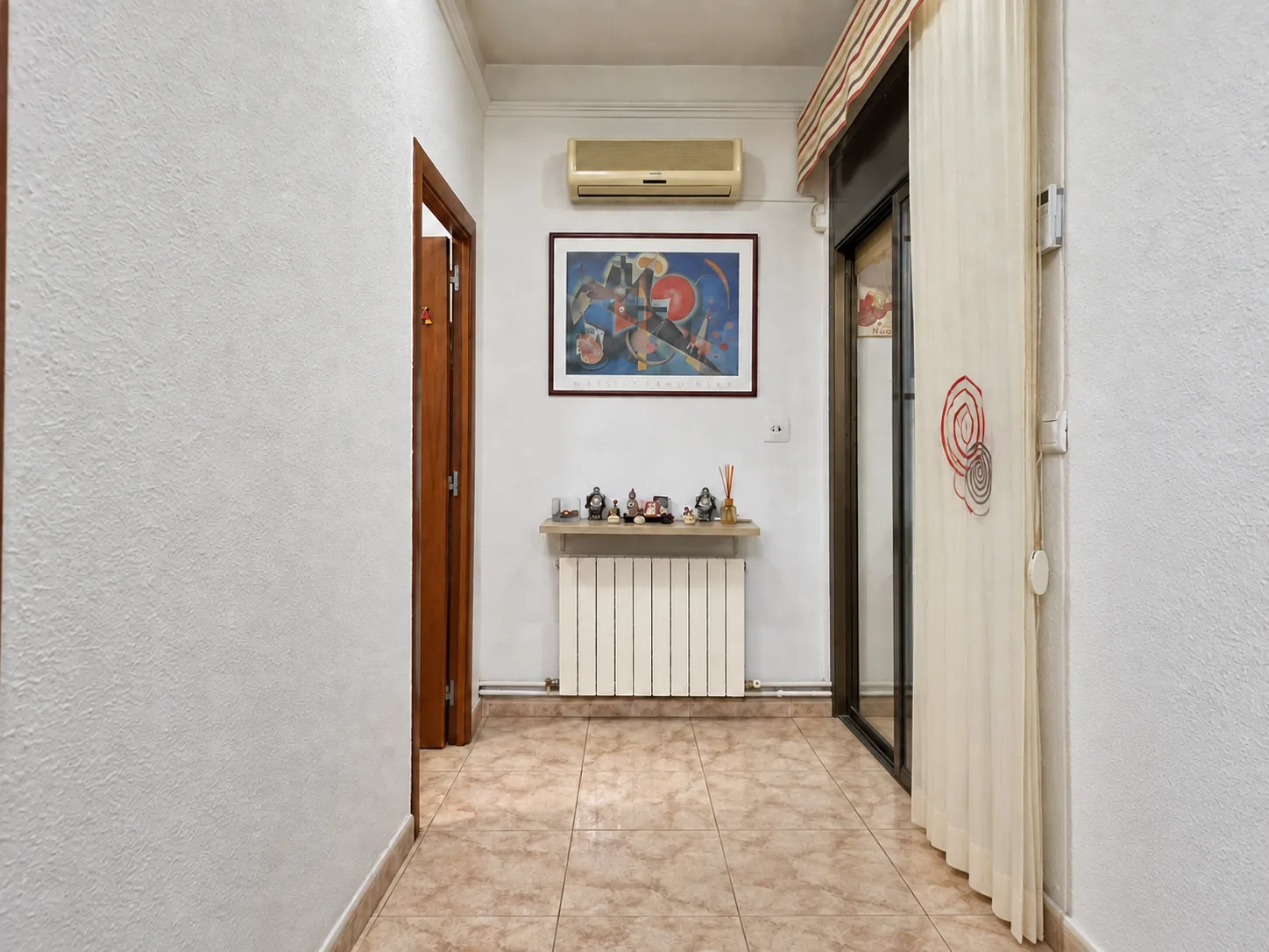 Distribuidor con radiador y la corredera que lleva a la galería y al patio