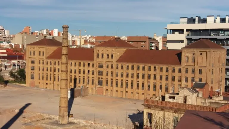 La antigua fábrica Cosme Toda hoy, patrimonio industrial de Sant Josep entre edificios nuevos