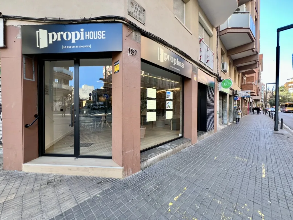 Fachada del local de Propi House, en la esquina de Enric Prat de la Riba 187